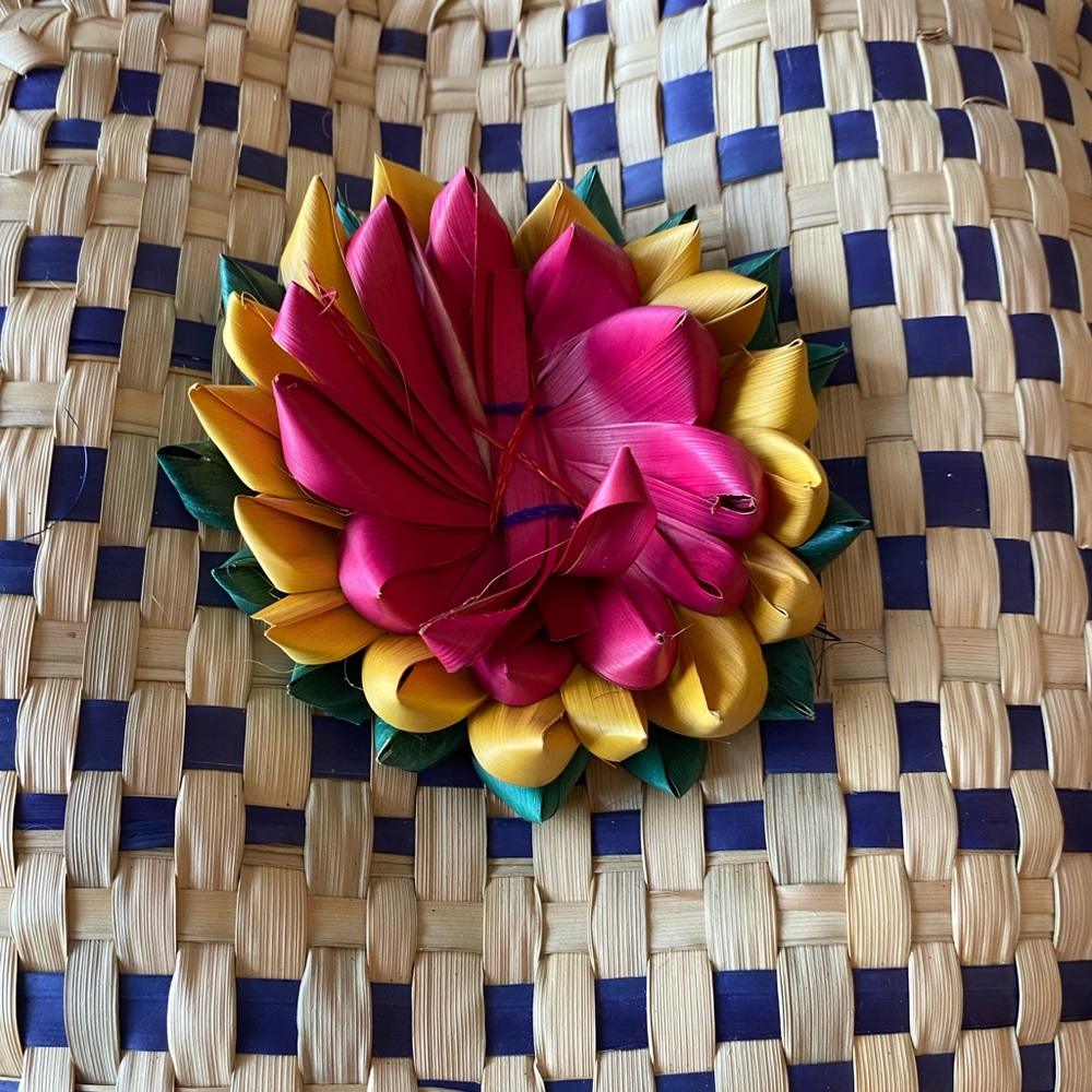 BEAUTIFUL Oaxaca Handmade Straw Tote Purse Made in Mexico with Flower detail - Picture 7 of 10